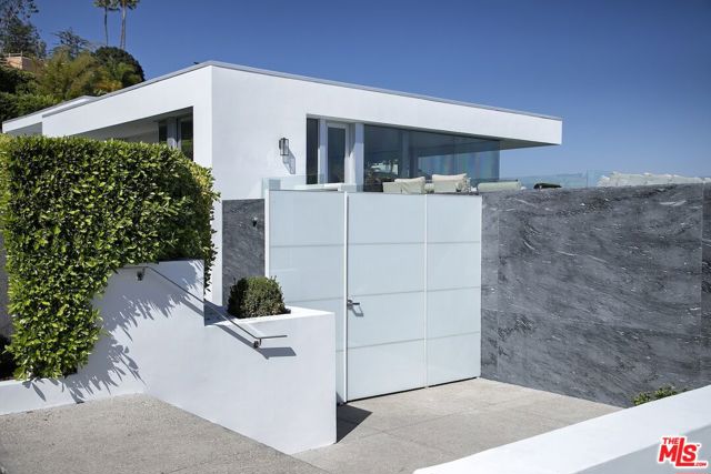 9150 Oriole Way, Los Angeles CA: https://media.crmls.org/mediaz/9394c0f0-bbcf-4c16-bc71-846bc885b581.jpg