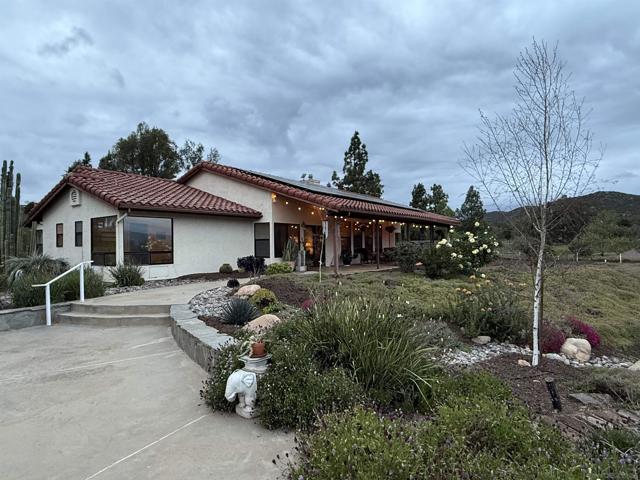 20119 Para Siempre Vista, Ramona CA: https://media.crmls.org/mediaz/9395f8f6-156e-4ffb-aa17-1a7e802fbd67.jpg