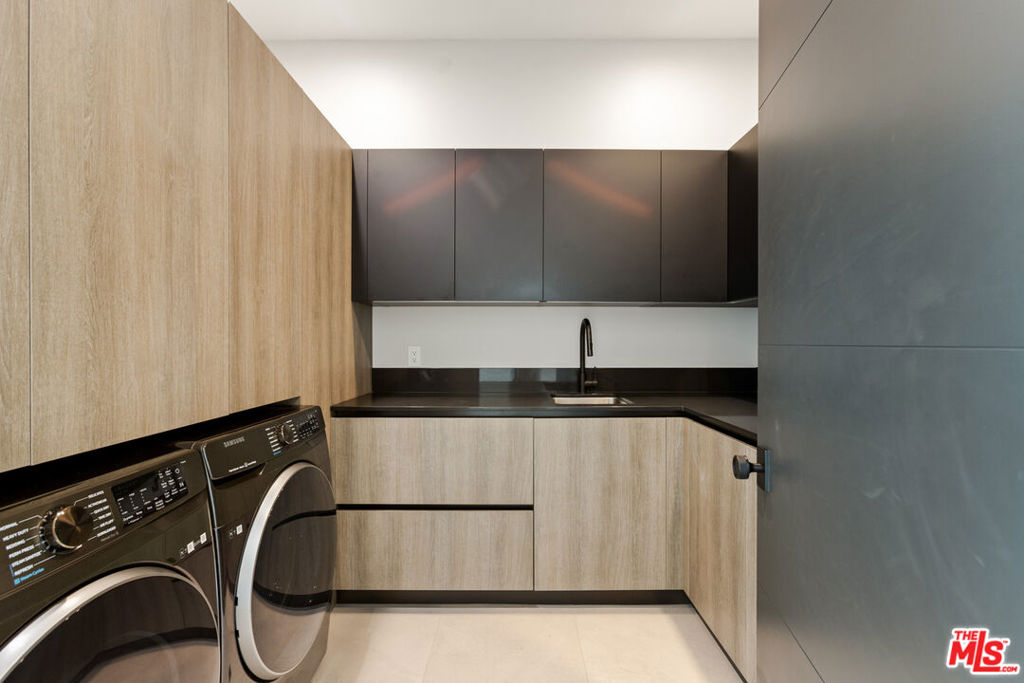 https://media.crmls.org/mediaz/93965eca-efb3-4d8a-aa42-b9c6eef4c6a2.jpg?preset=X-Large