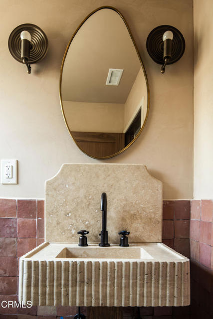Detail Gallery Image 22 of 45 For 2917 Hillcrest Dr, Los Angeles,  CA 90016 - 4 Beds | 3 Baths