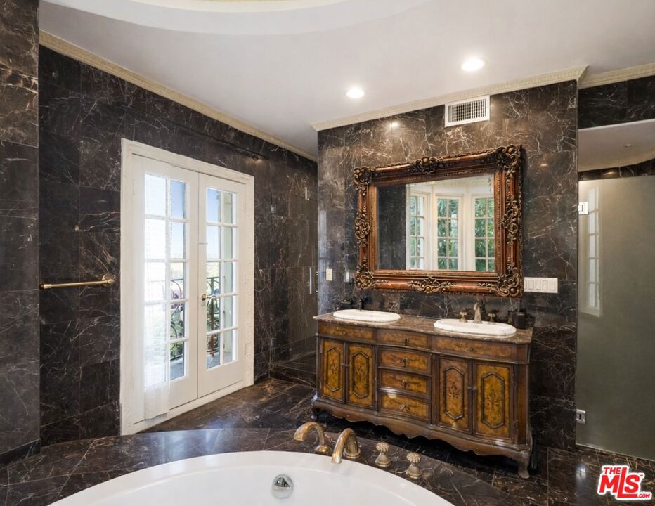 https://media.crmls.org/mediaz/93976281-2635-4c90-8adf-7fafbdb20499.jpg?preset=X-Large