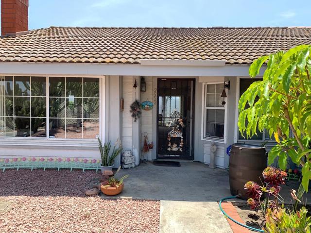 2552 Wind River Rd, El Cajon CA: https://media.crmls.org/mediaz/939a8055-5be8-4bd0-8023-d43fbeb53803.jpg
