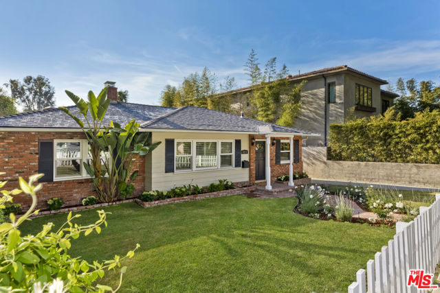 4219 Saugus Avenue, Sherman Oaks CA: https://media.crmls.org/mediaz/939adfb5-b16f-45ee-9be7-2a71a65b535b.jpg