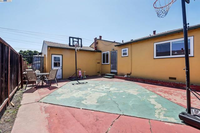 759 Bishop Ave, Hayward CA: https://media.crmls.org/mediaz/939b4c7f-7a8e-4bd3-8ddc-ecbac6b94fdf.jpg