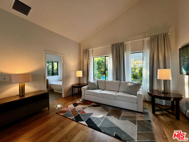 6435 Innsdale Drive, Los Angeles CA: https://media.crmls.org/mediaz/939bd385-9b3a-4772-a33f-263f6b944374.jpg