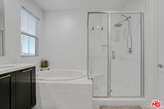 20818 W Bur Oak Circle, Porter Ranch CA: https://media.crmls.org/mediaz/939c18a5-20c2-4f36-a4ff-596107e7c86d.jpg