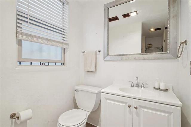 592 22nd Street, Oakland CA: https://media.crmls.org/mediaz/939c3ffe-80b4-442e-8aa4-c33cd9c0a219.jpg