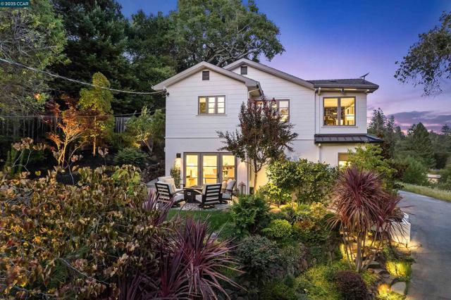 24 La Campana Rd, Orinda CA: https://media.crmls.org/mediaz/939db10b-7a8c-4cf6-8ef1-91e8753798dd.jpg