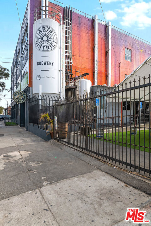 416 S Spring Street, Los Angeles CA: https://media.crmls.org/mediaz/939de57c-ea19-4a31-bc04-3e0c01417607.jpg