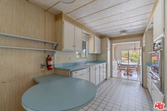 23777 Mulholland Highway, Calabasas CA: https://media.crmls.org/mediaz/939e11fb-7291-4c11-ad64-842c3df4da43.jpg