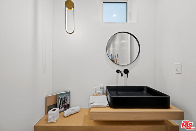 841 N Mccadden Pl, Los Angeles CA: https://media.crmls.org/mediaz/939f801b-cd29-45ed-9032-9817e32dcb9f.jpg