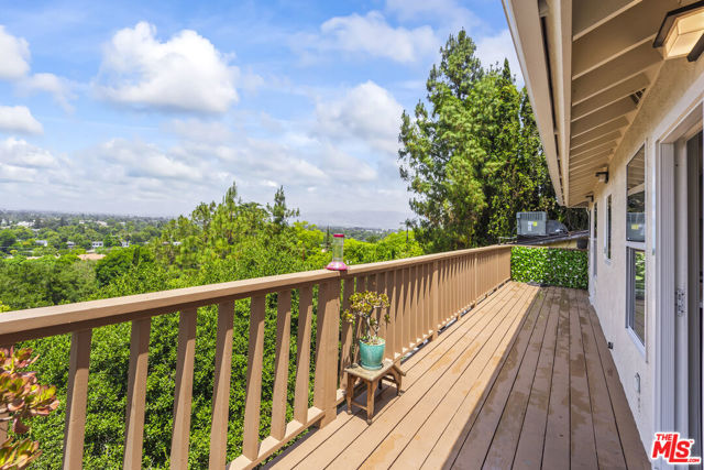 11621 Sunshine Terrace, Studio City CA: https://media.crmls.org/mediaz/939fe039-2f1f-4e4f-aa02-177b6b33980e.jpg