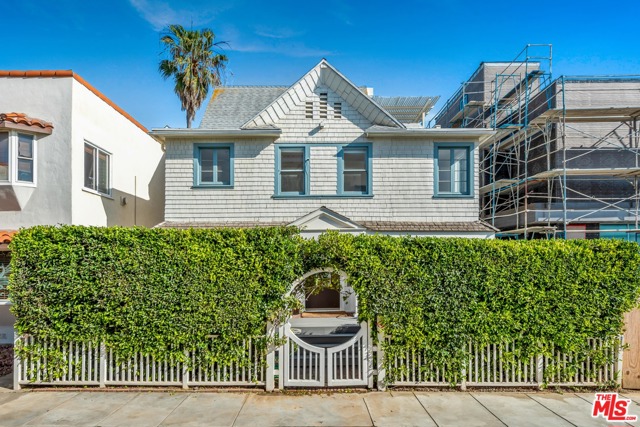 26 Arcadia Terrace Santa Monica, California Amazing opportunity to live in Santa Monicas sought after only private walk street steps to the beach! This 4 bedroom 3.5 bath home is filled with natural light and has an open spacious floor plan featuring three levels of living. The Open chefs kitchen is great for entertaining, multiple terraces great for dining al fresco, out door bbq and sun bathing! Two large master suites with walk in closets, plus an office and 2 additional guest bedrooms This beach home is a rare find!Two additional guest suites with kitchenettes and bathrooms great for in-law suite, office or great income properties. Three garage spots plus extra storage. Beach access, walk to pier, bike path, 3st, shops and restaurants.