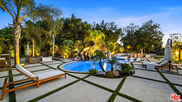 18762 Wells Drive, Tarzana CA: https://media.crmls.org/mediaz/93a00d3d-87b9-444d-9b7e-f512ef52a53d.jpg