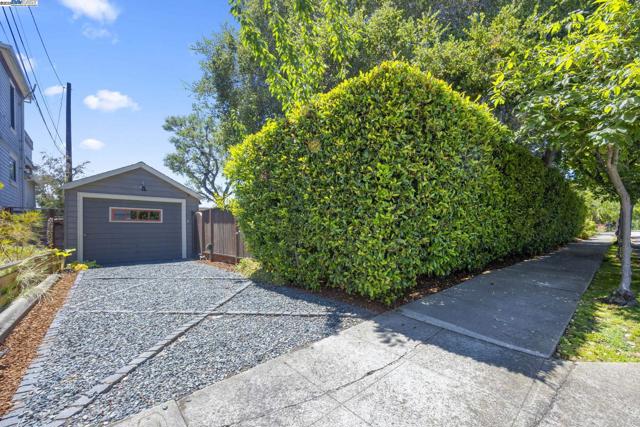 898 Union St, Alameda CA: https://media.crmls.org/mediaz/93a08062-d5c5-4392-a011-8b72541529ce.jpg