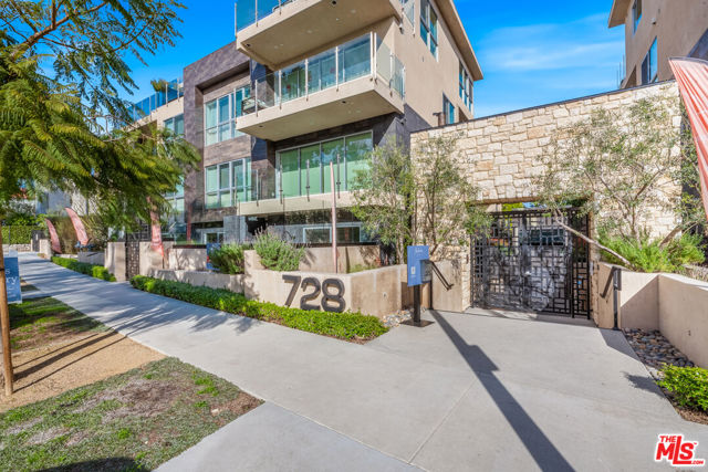 728 N Sweetzer Avenue, West Hollywood CA: https://media.crmls.org/mediaz/93a0844e-4a61-4db5-9db0-2ec60b3a6b4e.jpg