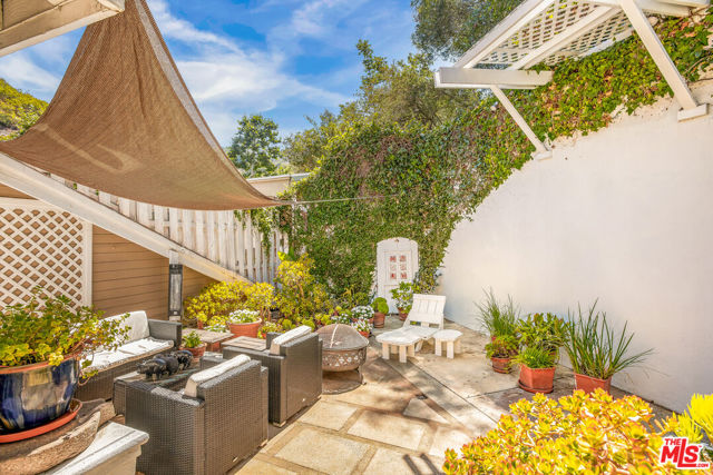 1647 N Beverly Glen Boulevard, Los Angeles CA: https://media.crmls.org/mediaz/93a0d966-1be8-4a4e-a2b8-82b2aa8f8bae.jpg