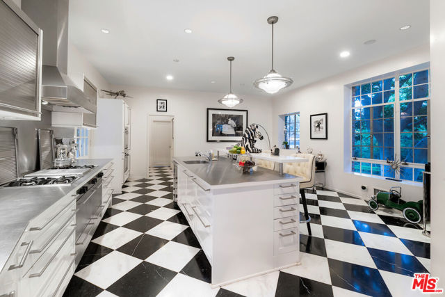 601 Woodruff Avenue, Los Angeles CA: https://media.crmls.org/mediaz/93a121b0-43f5-4b4a-896b-eff1127aa95c.jpg