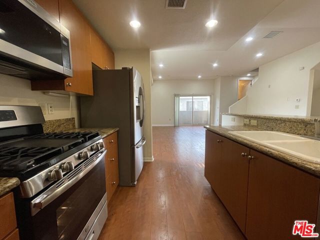 15024 Magnolia Boulevard, Sherman Oaks CA: https://media.crmls.org/mediaz/93a137c9-d478-435e-b6c4-6966ba4eb386.jpg