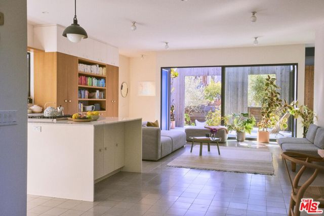 906 Superba Avenue, Venice CA: https://media.crmls.org/mediaz/93a17411-8459-40e3-b35d-08614d6ccc5d.jpg