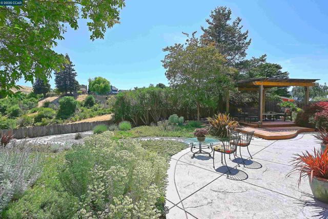 594 Morning Glory Dr, Benicia CA: https://media.crmls.org/mediaz/93a20ce0-a621-42a5-b550-2d11786a43d3.jpg
