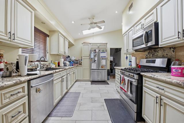 Detail Gallery Image 18 of 38 For 1650 N Broadway, Escondido,  CA 92026 - 3 Beds | 3 Baths