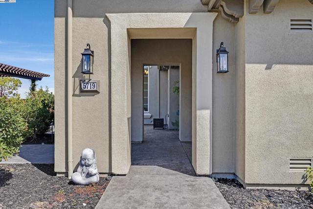 5719 Dimas Ct, Pleasanton CA: https://media.crmls.org/mediaz/93a472ba-d591-46ac-aa9c-ae04830d214d.jpg