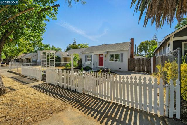 3832 33rd St, Sacramento CA: https://media.crmls.org/mediaz/93a482f0-6403-4abb-9b1e-cf6ef8efd05a.jpg