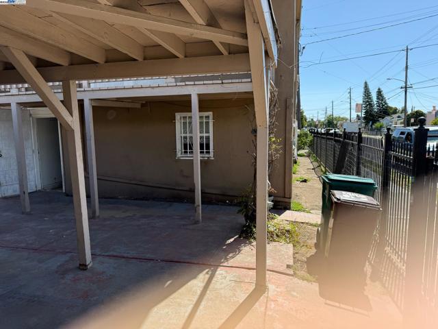 7800 Lockwood St, Oakland CA: https://media.crmls.org/mediaz/93a5889e-7355-4cb5-9d50-bdf28049bc8e.jpg