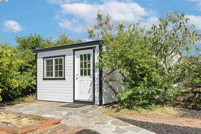 924 Magnolia Dr, Alameda CA: https://media.crmls.org/mediaz/93a5c8b3-be10-4bad-8701-638d58a6e2ce.jpg