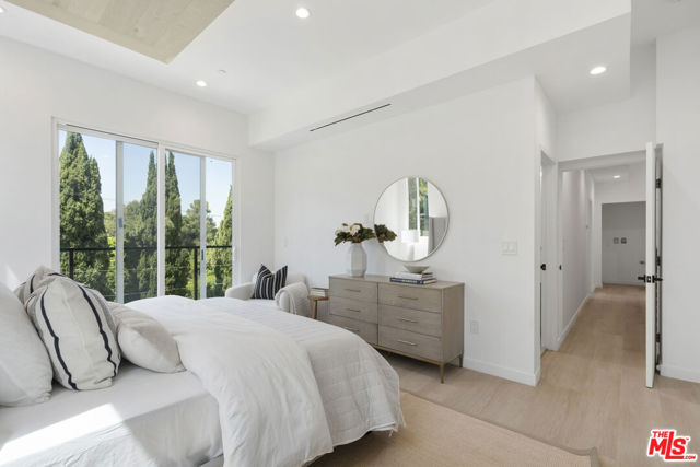 1046 Oban Drive, Los Angeles CA: https://media.crmls.org/mediaz/93a67076-07a0-437a-8b4a-7bc7f667c1bc.jpg