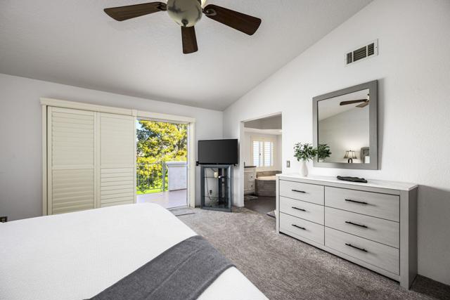 320 Vista Royale Drive, Palm Desert CA: https://media.crmls.org/mediaz/93a7988a-7e05-4e93-a5d2-640c3c341d75.jpg