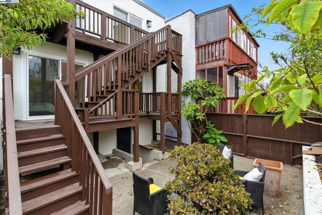 100 Byrne St, Daly City CA: https://media.crmls.org/mediaz/93a839e7-d8e3-4bcd-b8b0-94e65dbfc3c0.jpg