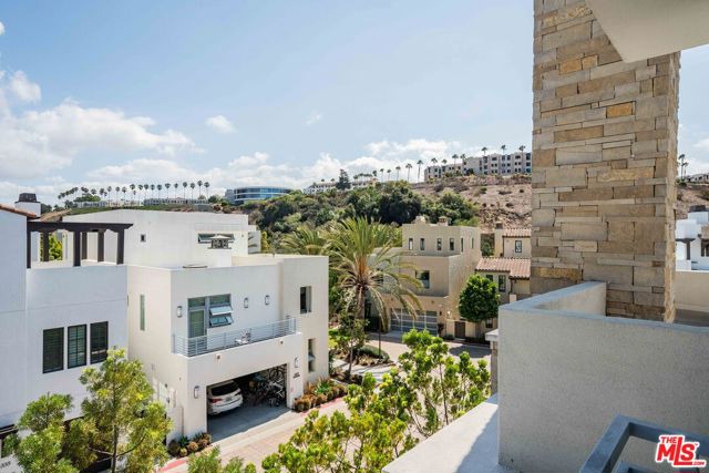 13042 W North Icon Circle, Playa Vista CA: https://media.crmls.org/mediaz/93a9bec6-1519-48fb-927b-a01e2f6758f0.jpg