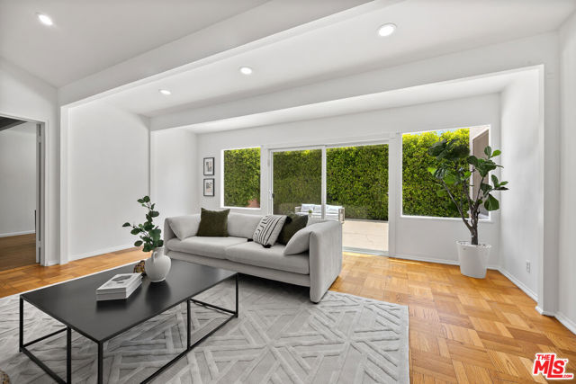 5432 Fulton Avenue, Sherman Oaks CA: https://media.crmls.org/mediaz/93aa2e6d-2ffe-44f7-9137-0874ea5fb1b7.jpg