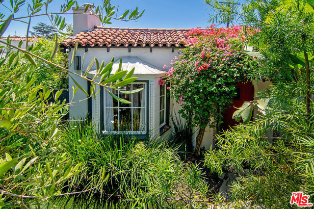 8260 Oakwood Avenue, Los Angeles CA: https://media.crmls.org/mediaz/93aa5e34-456c-48cc-a65d-3b300a1231e8.jpg