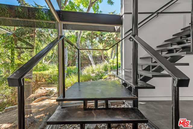 4944 Hood Drive, Woodland Hills CA: https://media.crmls.org/mediaz/93aa8a3d-9925-45be-b0f4-acd50b8f1701.jpg
