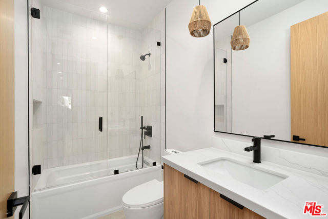 5662 Winnetka Avenue, Woodland Hills CA: https://media.crmls.org/mediaz/93aada78-eb6f-4241-b5a1-7437525e2dc1.jpg
