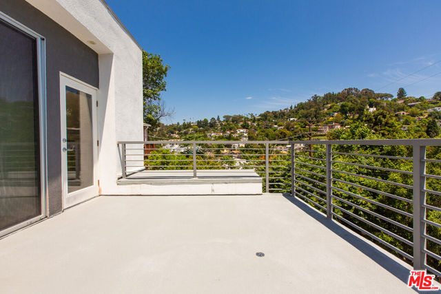 3907 De Longpre Avenue, Los Angeles CA: https://media.crmls.org/mediaz/93ab6956-9716-401d-a872-70655bcc77a2.jpg
