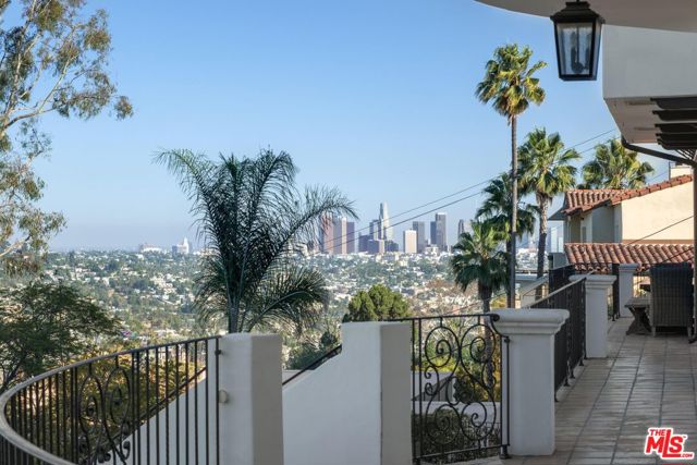 4733 Bonvue Avenue, Los Angeles CA: https://media.crmls.org/mediaz/93ab840d-5c88-4afa-b412-acdcd6783cf5.jpg
