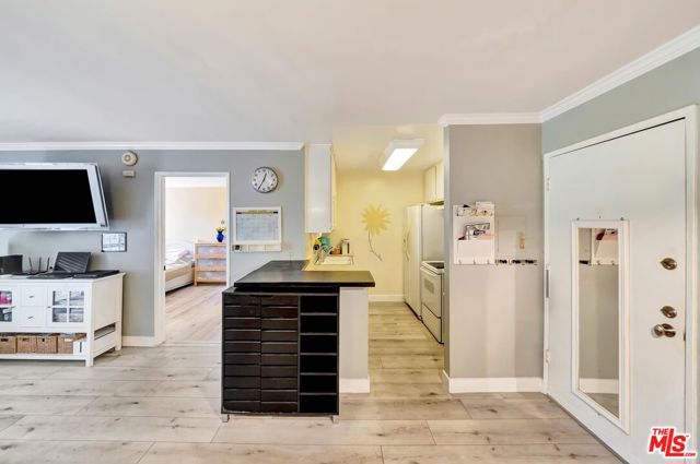 320 S Ardmore Avenue, Los Angeles CA: https://media.crmls.org/mediaz/93abc9da-3db2-4b0d-b66f-dbab4c2b6cc2.jpg