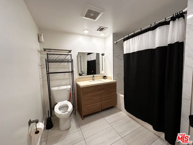 5531 La Mirada Avenue, Los Angeles CA: https://media.crmls.org/mediaz/93ac3d67-5699-4e9c-a732-59000a284b96.jpg