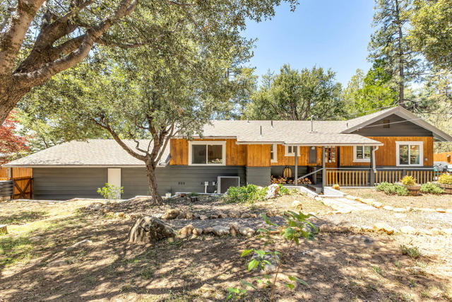 25440 Rim Rock Road, Idyllwild CA: https://media.crmls.org/mediaz/93ac588e-c9f1-4787-a0b8-5dbf4b61a5a2.jpg