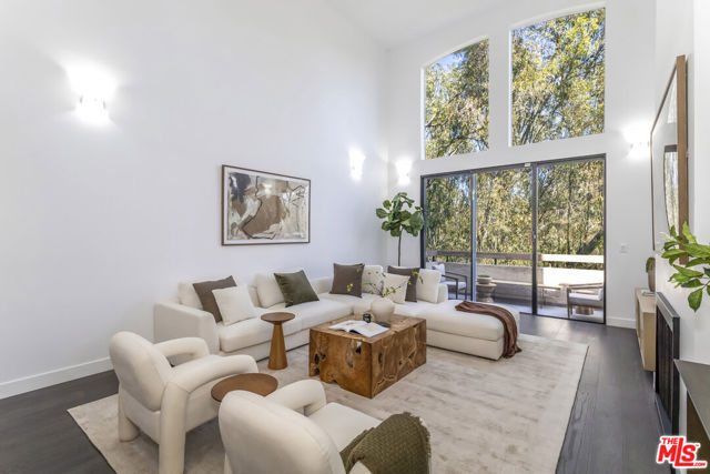 410 S Barrington Avenue, Los Angeles CA: https://media.crmls.org/mediaz/93ac92ff-8fc8-4217-aec8-9825ed5b57f7.jpg