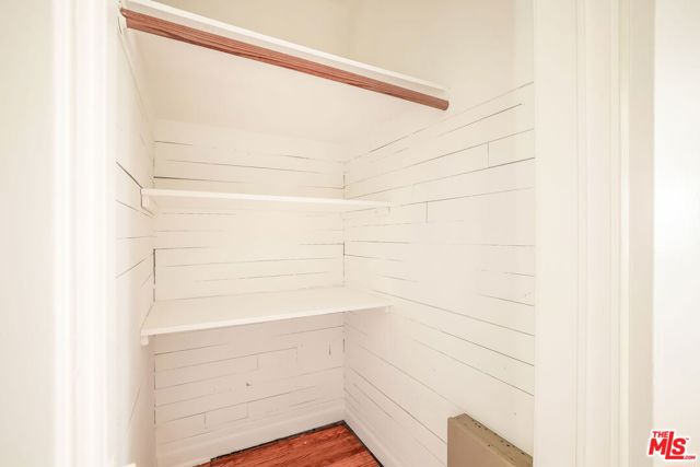842 S Sycamore Avenue, Los Angeles CA: https://media.crmls.org/mediaz/93accb21-fad8-4265-bac0-380bc4b160f5.jpg
