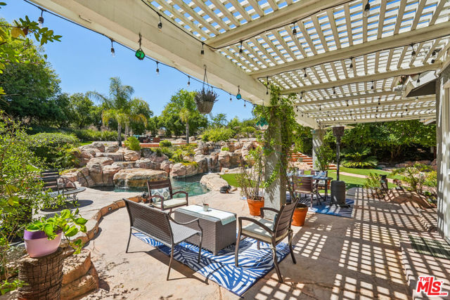 2084 Hopewell Court, Thousand Oaks CA: https://media.crmls.org/mediaz/93aed1bd-71ba-4095-9019-12dc431c7bf1.jpg