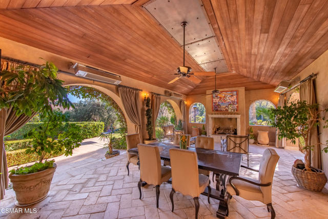 1101 Oak Mirage Place, Westlake Village CA: https://media.crmls.org/mediaz/93b17b88-bad4-47f2-a511-c7a1d4dd977c.jpg