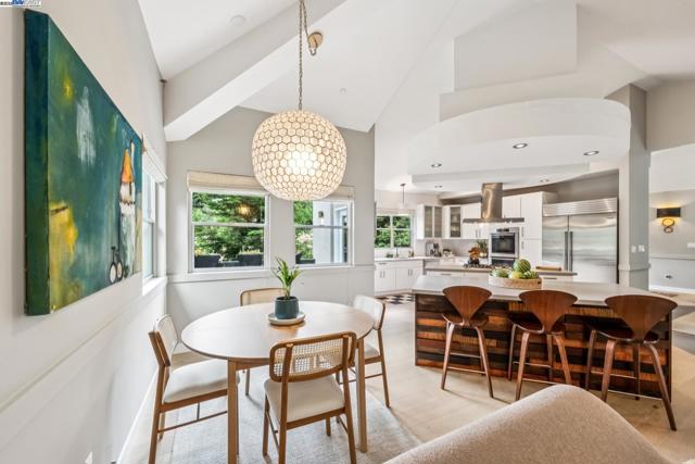2005 TUNNEL RD, Oakland CA: https://media.crmls.org/mediaz/93b23eaf-14b7-47a4-b226-9011f4a7a75a.jpg