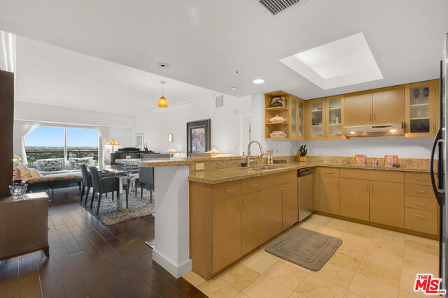 13700 Marina Pointe Drive, 918 photo 8