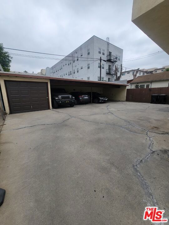1038 S Harvard Boulevard, Los Angeles CA: https://media.crmls.org/mediaz/93b2e2f1-ef1b-46f1-a7c5-45f0b6eb8072.jpg